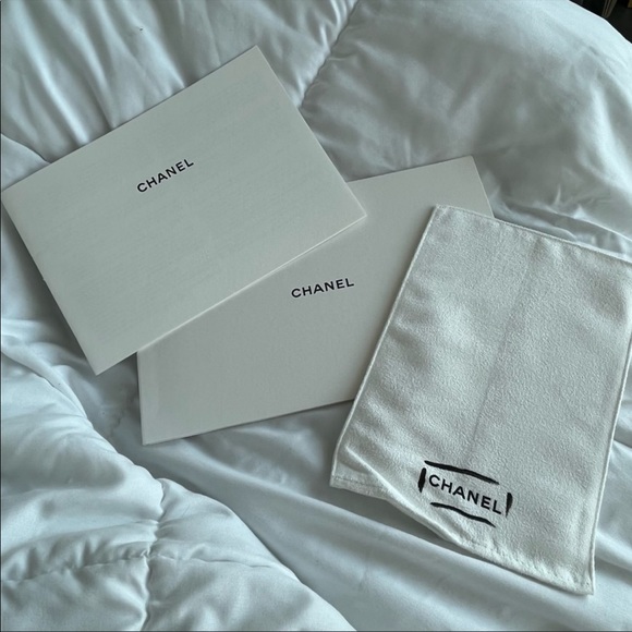 CHANEL 19 Lambskin Quilted Flap Bag in Black Micro Chip - Picture 14 of 16